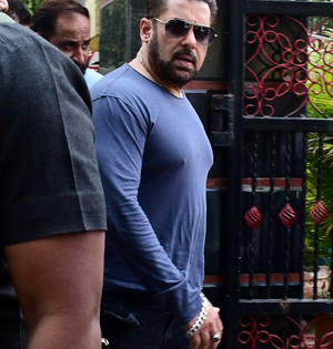 Salman Khan gets Rs 5 cr extortion-cum-death threat from mafia gang | Salman Khan gets Rs 5 cr extortion-cum-death threat from mafia gang Salman Khan gets Rs 5 cr extortion-cum-death threat from mafia gang | Salman Khan gets Rs 5 cr extortion-cum-death threat from mafia gang