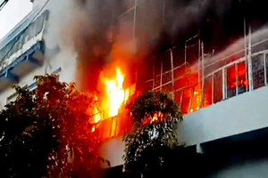 Fire at ESI hospital in Kolkata, one dead | Fire at ESI hospital in Kolkata, one dead Fire at ESI hospital in Kolkata, one dead | Fire at ESI hospital in Kolkata, one dead