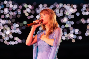 Taylor Swift suffers wardrobe malfunction, dancers swing into action to her rescue | Taylor Swift suffers wardrobe malfunction, dancers swing into action to her rescue Taylor Swift suffers wardrobe malfunction, dancers swing into action to her rescue | Taylor Swift suffers wardrobe malfunction, dancers swing into action to her rescue