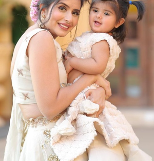 Charu Asopa jets off with daughter to celebrate Diwali with parents | Charu Asopa jets off with daughter to celebrate Diwali with parents Charu Asopa jets off with daughter to celebrate Diwali with parents | Charu Asopa jets off with daughter to celebrate Diwali with parents