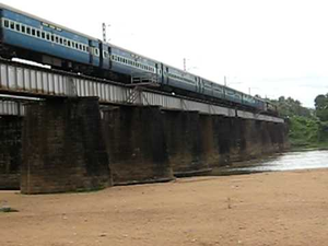 Four cleaning contract staff run over by speeding Kerala Express | Four cleaning contract staff run over by speeding Kerala Express Four cleaning contract staff run over by speeding Kerala Express | Four cleaning contract staff run over by speeding Kerala Express