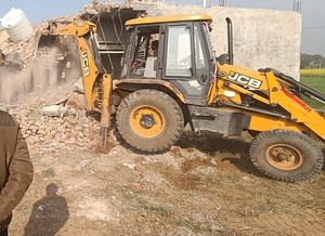Gurugram: GMDA removes major encroachment near Rajiv Chowk | Gurugram: GMDA removes major encroachment near Rajiv Chowk Gurugram: GMDA removes major encroachment near Rajiv Chowk | Gurugram: GMDA removes major encroachment near Rajiv Chowk