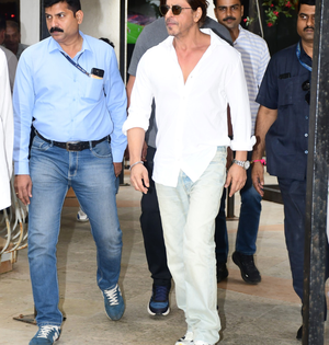 Mumbai Police team in C'garh to probe death threat to Shah Rukh Khan  | Mumbai Police team in C'garh to probe death threat to Shah Rukh Khan 