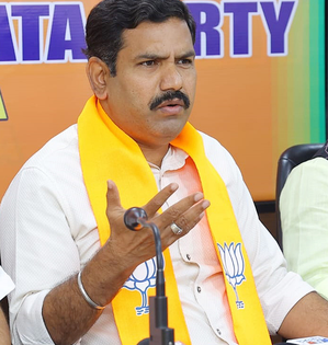 K’taka: Shivakumar desperately wants chief ministerial post, claims BJP