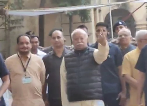 Maharashtra starts voting to pick new govt, RSS chief casts vote | Maharashtra starts voting to pick new govt, RSS chief casts vote Maharashtra starts voting to pick new govt, RSS chief casts vote | Maharashtra starts voting to pick new govt, RSS chief casts vote