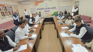 MP Congress meets to deliberate strategy to corner govt | MP Congress meets to deliberate strategy to corner govt MP Congress meets to deliberate strategy to corner govt | MP Congress meets to deliberate strategy to corner govt