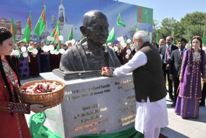PM Modi pays homage to Mahatma Gandhi in Guyana | PM Modi pays homage to Mahatma Gandhi in Guyana PM Modi pays homage to Mahatma Gandhi in Guyana | PM Modi pays homage to Mahatma Gandhi in Guyana
