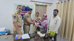 Three arrested for kidnapping month-old baby from Hyderabad hospital | Three arrested for kidnapping month-old baby from Hyderabad hospital Three arrested for kidnapping month-old baby from Hyderabad hospital | Three arrested for kidnapping month-old baby from Hyderabad hospital