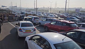Massive traffic jam at Ghazipur border, commuters share grievances | Massive traffic jam at Ghazipur border, commuters share grievances Massive traffic jam at Ghazipur border, commuters share grievances | Massive traffic jam at Ghazipur border, commuters share grievances
