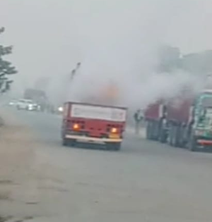 Alert truck driver, traffic police avert major accident in Bihar's Saran | Alert truck driver, traffic police avert major accident in Bihar's Saran Alert truck driver, traffic police avert major accident in Bihar's Saran | Alert truck driver, traffic police avert major accident in Bihar's Saran