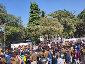 Patna cops lathi-charge BPSC candidates to break up protest | Patna cops lathi-charge BPSC candidates to break up protest Patna cops lathi-charge BPSC candidates to break up protest | Patna cops lathi-charge BPSC candidates to break up protest
