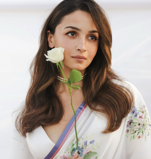 Alia says ‘mud mud ke na dekh’ as she celebrates 100 years of Raj Kapoor in a saree | Alia says ‘mud mud ke na dekh’ as she celebrates 100 years of Raj Kapoor in a saree Alia says ‘mud mud ke na dekh’ as she celebrates 100 years of Raj Kapoor in a saree | Alia says ‘mud mud ke na dekh’ as she celebrates 100 years of Raj Kapoor in a saree