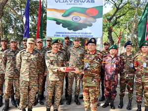 Vijay Diwas: Indian and Bangladesh Army exchange sweets at border | Vijay Diwas: Indian and Bangladesh Army exchange sweets at border Vijay Diwas: Indian and Bangladesh Army exchange sweets at border | Vijay Diwas: Indian and Bangladesh Army exchange sweets at border