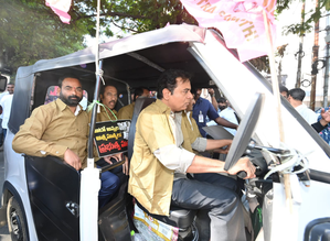 KTR drives autorickshaw to Assembly to raise problems faced by three-wheeler drivers | KTR drives autorickshaw to Assembly to raise problems faced by three-wheeler drivers KTR drives autorickshaw to Assembly to raise problems faced by three-wheeler drivers | KTR drives autorickshaw to Assembly to raise problems faced by three-wheeler drivers