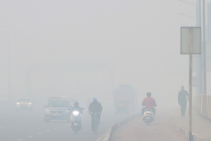 Flight, train services disrupted as dense fog engulfs Delhi-NCR | Flight, train services disrupted as dense fog engulfs Delhi-NCR Flight, train services disrupted as dense fog engulfs Delhi-NCR | Flight, train services disrupted as dense fog engulfs Delhi-NCR