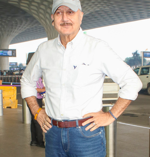 Father's Day: Anupam Kher recollects value taught by his father | Father's Day: Anupam Kher recollects value taught by his father Father's Day: Anupam Kher recollects value taught by his father | Father's Day: Anupam Kher recollects value taught by his father