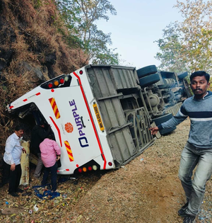 5 of wedding party killed, 27 hurt in road accident in Maha's Raigad | 5 of wedding party killed, 27 hurt in road accident in Maha's Raigad 5 of wedding party killed, 27 hurt in road accident in Maha's Raigad | 5 of wedding party killed, 27 hurt in road accident in Maha's Raigad