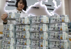 Korean won dips to yearly low amid Trump tariff woes | Korean won dips to yearly low amid Trump tariff woes Korean won dips to yearly low amid Trump tariff woes | Korean won dips to yearly low amid Trump tariff woes