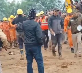10-year-old boy rescued from MP borewell, condition critical | 10-year-old boy rescued from MP borewell, condition critical