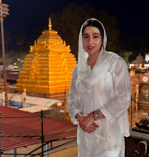 Sara Ali Khan visits Sri Mallikarjuna Swamy temple | Sara Ali Khan visits Sri Mallikarjuna Swamy temple Sara Ali Khan visits Sri Mallikarjuna Swamy temple | Sara Ali Khan visits Sri Mallikarjuna Swamy temple