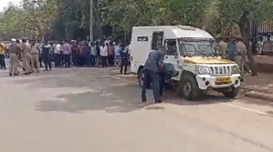 K’taka: Bike-borne robbers shoot dead ATM cash vehicle guard | K’taka: Bike-borne robbers shoot dead ATM cash vehicle guard K’taka: Bike-borne robbers shoot dead ATM cash vehicle guard | K’taka: Bike-borne robbers shoot dead ATM cash vehicle guard