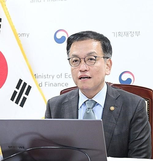 Acting President Choi calls for stronger US outreach amid trade concerns | Acting President Choi calls for stronger US outreach amid trade concerns Acting President Choi calls for stronger US outreach amid trade concerns | Acting President Choi calls for stronger US outreach amid trade concerns