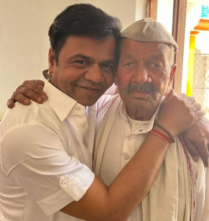 Rajpal Yadav pays an emotional tribute to his late father | Rajpal Yadav pays an emotional tribute to his late father Rajpal Yadav pays an emotional tribute to his late father | Rajpal Yadav pays an emotional tribute to his late father