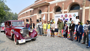 Vintage car rally encourages Delhiites to vote in large numbers | Vintage car rally encourages Delhiites to vote in large numbers Vintage car rally encourages Delhiites to vote in large numbers | Vintage car rally encourages Delhiites to vote in large numbers