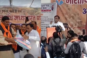 Farmers call off 'Ballabh Bhawan' gherao protest after assurance from MP Deputy CM | Farmers call off 'Ballabh Bhawan' gherao protest after assurance from MP Deputy CM Farmers call off 'Ballabh Bhawan' gherao protest after assurance from MP Deputy CM | Farmers call off 'Ballabh Bhawan' gherao protest after assurance from MP Deputy CM