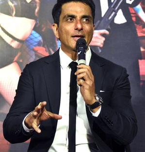 Sonu Sood breaks silence on reports of an arrest warrant against him in a fraud case | Sonu Sood breaks silence on reports of an arrest warrant against him in a fraud case Sonu Sood breaks silence on reports of an arrest warrant against him in a fraud case | Sonu Sood breaks silence on reports of an arrest warrant against him in a fraud case