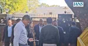 AAP candidates’ poaching: ACB sleuths not allowed to enter Kejriwal's house | AAP candidates’ poaching: ACB sleuths not allowed to enter Kejriwal's house AAP candidates’ poaching: ACB sleuths not allowed to enter Kejriwal's house | AAP candidates’ poaching: ACB sleuths not allowed to enter Kejriwal's house