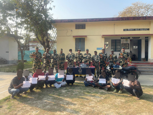 BSF nabs 7 B'deshi infiltrators, 3 Indian touts along India-Bangladesh border | BSF nabs 7 B'deshi infiltrators, 3 Indian touts along India-Bangladesh border BSF nabs 7 B'deshi infiltrators, 3 Indian touts along India-Bangladesh border | BSF nabs 7 B'deshi infiltrators, 3 Indian touts along India-Bangladesh border