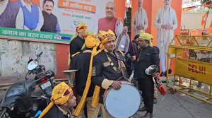 BJP’s Chandrabhanu Paswan consolidates lead over SP’s Ajit Prasad in Milkipur bypoll | BJP’s Chandrabhanu Paswan consolidates lead over SP’s Ajit Prasad in Milkipur bypoll