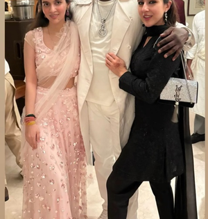 Sara Ali Khan strikes a pose with Akon at wedding | Sara Ali Khan strikes a pose with Akon at wedding Sara Ali Khan strikes a pose with Akon at wedding | Sara Ali Khan strikes a pose with Akon at wedding