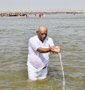 Rajasthan Guv takes holy dip at Triveni Sangam | Rajasthan Guv takes holy dip at Triveni Sangam Rajasthan Guv takes holy dip at Triveni Sangam | Rajasthan Guv takes holy dip at Triveni Sangam
