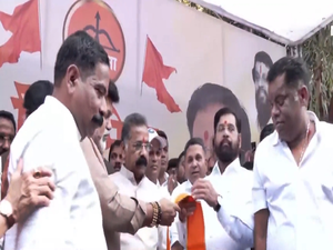 Former Shiv Sena (UBT) legislator Rajan Salvi joins Shinde faction | Former Shiv Sena (UBT) legislator Rajan Salvi joins Shinde faction Former Shiv Sena (UBT) legislator Rajan Salvi joins Shinde faction | Former Shiv Sena (UBT) legislator Rajan Salvi joins Shinde faction