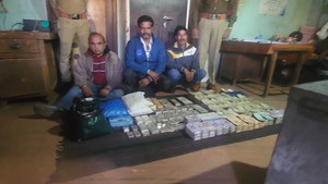 Vehicle seized with 108 kg silver, Rs 1.38 crore in cash in Gujarat's Dahod | Vehicle seized with 108 kg silver, Rs 1.38 crore in cash in Gujarat's Dahod Vehicle seized with 108 kg silver, Rs 1.38 crore in cash in Gujarat's Dahod | Vehicle seized with 108 kg silver, Rs 1.38 crore in cash in Gujarat's Dahod