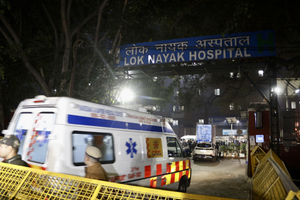 Death toll rises to 18 in stampede at New Delhi Railway Station, dozens injured | Death toll rises to 18 in stampede at New Delhi Railway Station, dozens injured Death toll rises to 18 in stampede at New Delhi Railway Station, dozens injured | Death toll rises to 18 in stampede at New Delhi Railway Station, dozens injured