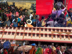 Crowded railway stations across nation amid Maha Kumbh rush; authorities struggle with devotees' influx | Crowded railway stations across nation amid Maha Kumbh rush; authorities struggle with devotees' influx Crowded railway stations across nation amid Maha Kumbh rush; authorities struggle with devotees' influx | Crowded railway stations across nation amid Maha Kumbh rush; authorities struggle with devotees' influx