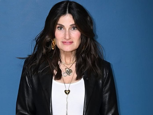 Idina Menzel reveals story behind her viral picture with Steven Spielberg | Idina Menzel reveals story behind her viral picture with Steven Spielberg Idina Menzel reveals story behind her viral picture with Steven Spielberg | Idina Menzel reveals story behind her viral picture with Steven Spielberg