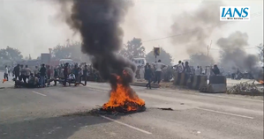 Villagers block Delhi-Kolkata National Highway, burn tyres after teen's murder in Bihar | Villagers block Delhi-Kolkata National Highway, burn tyres after teen's murder in Bihar Villagers block Delhi-Kolkata National Highway, burn tyres after teen's murder in Bihar | Villagers block Delhi-Kolkata National Highway, burn tyres after teen's murder in Bihar