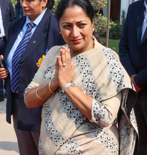 CM Gupta reverses AAP govt's stand, agrees to sign MoU with Centre for health centres | CM Gupta reverses AAP govt's stand, agrees to sign MoU with Centre for health centres CM Gupta reverses AAP govt's stand, agrees to sign MoU with Centre for health centres | CM Gupta reverses AAP govt's stand, agrees to sign MoU with Centre for health centres