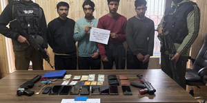 Highway robbers posing as police commandos arrested in Srinagar | Highway robbers posing as police commandos arrested in Srinagar Highway robbers posing as police commandos arrested in Srinagar | Highway robbers posing as police commandos arrested in Srinagar