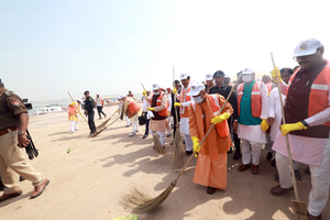 CM Yogi launches cleanliness drive at Sangam after Maha Kumbh culmination | CM Yogi launches cleanliness drive at Sangam after Maha Kumbh culmination CM Yogi launches cleanliness drive at Sangam after Maha Kumbh culmination | CM Yogi launches cleanliness drive at Sangam after Maha Kumbh culmination