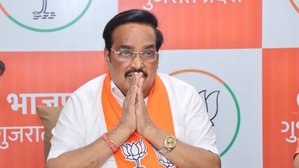 Union Minister visits fire-hit Surat textile market, announces Rs 11 lakh relief | Union Minister visits fire-hit Surat textile market, announces Rs 11 lakh relief Union Minister visits fire-hit Surat textile market, announces Rs 11 lakh relief | Union Minister visits fire-hit Surat textile market, announces Rs 11 lakh relief