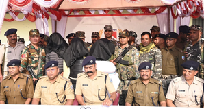 Jharkhand Police arrest four Maoists, seize huge cache of arms and ammunition | Jharkhand Police arrest four Maoists, seize huge cache of arms and ammunition
