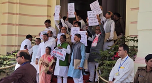 Left parties MLAs hold protest outside Bihar Assembly ahead of budget presentation | Left parties MLAs hold protest outside Bihar Assembly ahead of budget presentation Left parties MLAs hold protest outside Bihar Assembly ahead of budget presentation | Left parties MLAs hold protest outside Bihar Assembly ahead of budget presentation