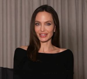 Angelina Jolie visits daughter Zahara in Alabama for speech about period poverty | Angelina Jolie visits daughter Zahara in Alabama for speech about period poverty Angelina Jolie visits daughter Zahara in Alabama for speech about period poverty | Angelina Jolie visits daughter Zahara in Alabama for speech about period poverty
