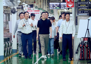 LG Group Chairman visits India to seek new growth opportunities | LG Group Chairman visits India to seek new growth opportunities LG Group Chairman visits India to seek new growth opportunities | LG Group Chairman visits India to seek new growth opportunities