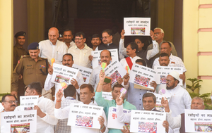 Left parties protest in Bihar Assembly premises over unpaid dues for Panchayat representatives | Left parties protest in Bihar Assembly premises over unpaid dues for Panchayat representatives Left parties protest in Bihar Assembly premises over unpaid dues for Panchayat representatives | Left parties protest in Bihar Assembly premises over unpaid dues for Panchayat representatives